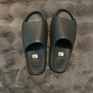 NEW YZY SLIDE ADIDAS  MENS SIZE 12 color Dakony